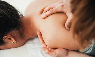 Sesión de masaje terapéutico con el objetivo de mejorar los dolores musculares de espalda.