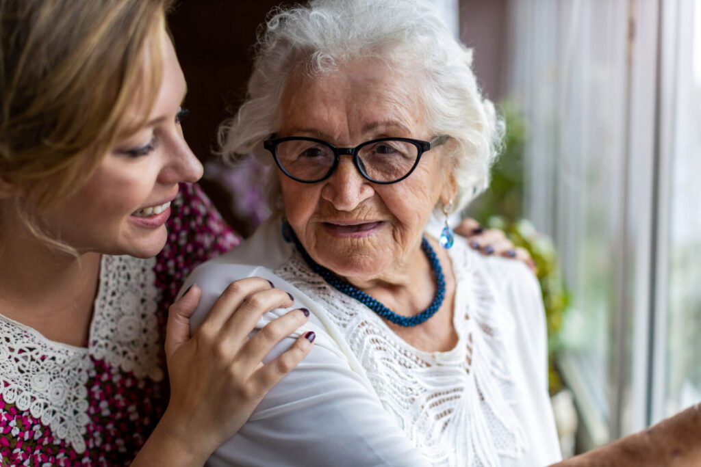 8 ventajas de contratar un cuidador de personas mayores